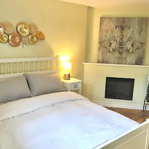 Cozy & Convenient 2-bedroom With Private Entrance Toronto